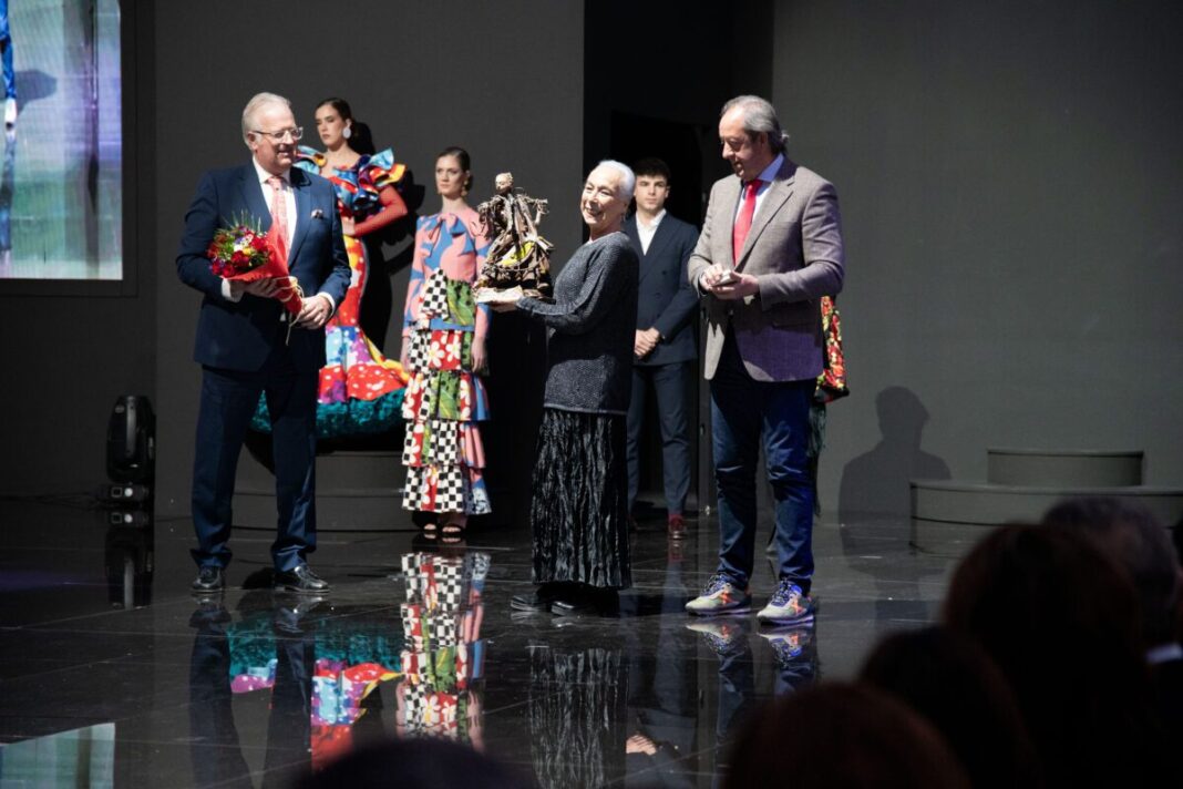 La bailaora Cristina Hoyos recibe el galardón Andújar Flamenca Glamour 2026 en la decimoquinta edición de la pasarela de moda flamenca de Jaén