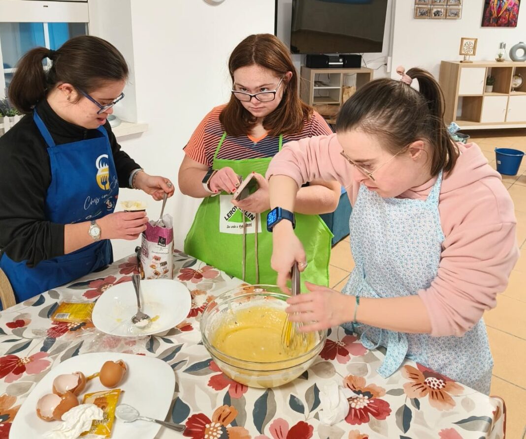 El proyecto 'Enséñame a vivir' de Down Jaén trabaja con 28 personas con síndrome de Down hacia la vida independiente con el apoyo de la Fundación Caja Rural de Jaén