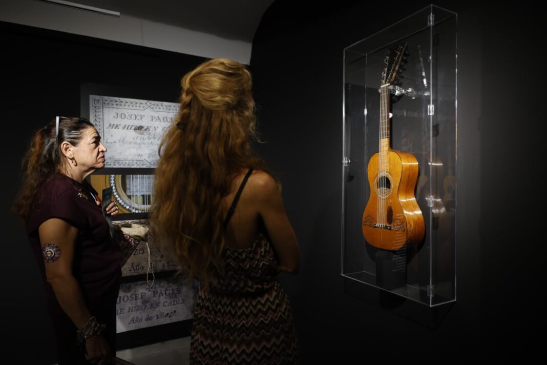 Cádiz exhibe tres guitarras históricas del 'Modelo Cádiz' en el Espacio Cultural Ancha 16