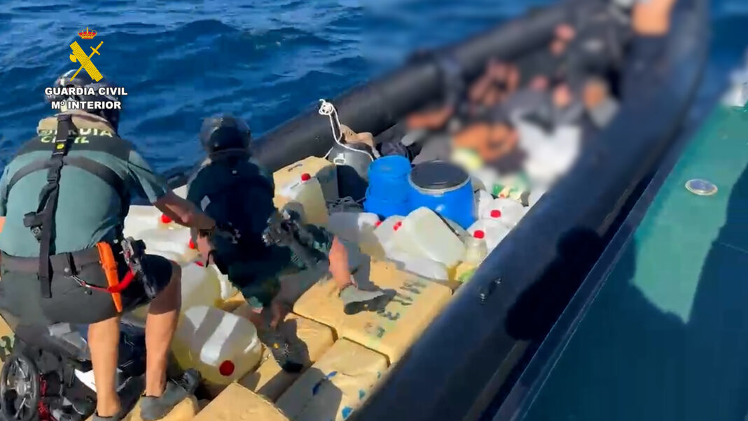 La Guardia Civil intercepta una narcolancha con 3.040 kilos de hachís frente a Mazagón